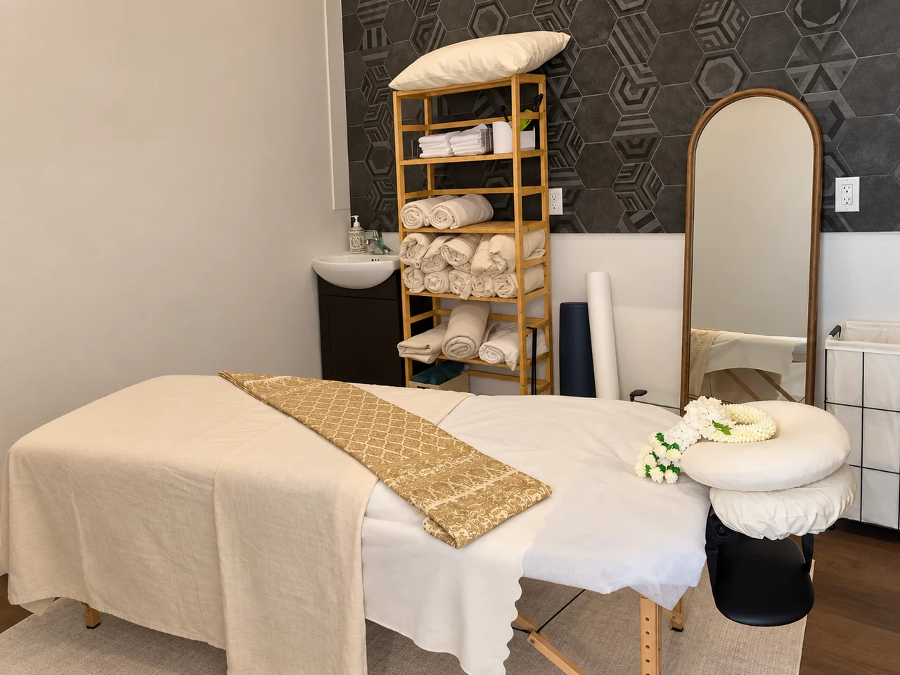Sabai massage room in Montréal with fresh linens, towels and a mirror