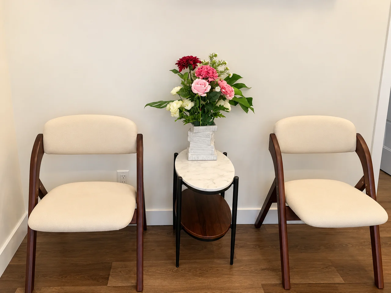 Sabai reception area in Montréal with comfortable chairs and flowers